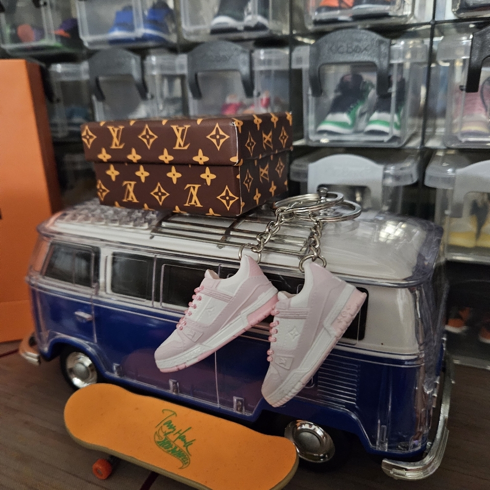Fashion pair of mini sneakers keychain.(Pink/White). - Picture 8 of 8